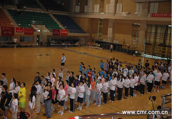 開幕式上，升國旗奏國歌。