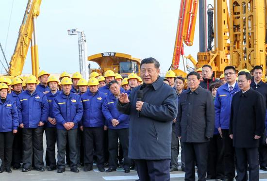 12月12日至13日,習近平在江蘇徐州市考察。這是12日下午,習近平在徐工集團重型機械有限公司親切看望勞動模范、技術能手等職工代表,鼓勵他們在為實現中國夢的奮斗中爭取人人出彩。新華社記者 謝環馳 攝
